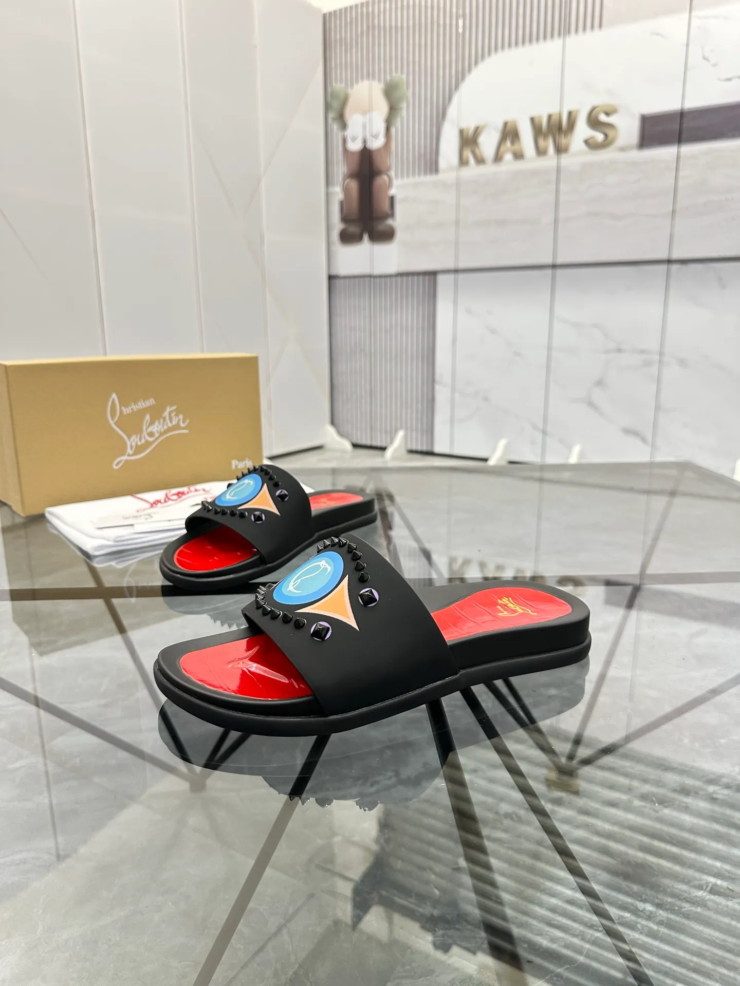 Men's shoes: 💰P340¥ Product trademark: CL red-soled shoes* "CL*" slippers Regular size: 38-44 (men's 45.46 can be customized) Product materials: imported cowhide upper, professional 5D craftsmanship, high-end rivets, sheepskin lining, original outsole. Number: 789